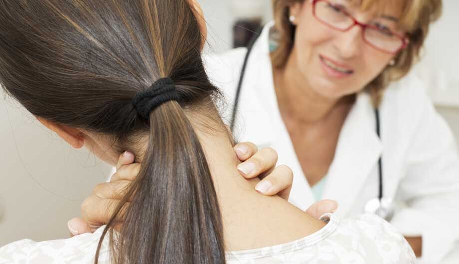 Ένας γιατρός εξετάζει έναν ασθενή με οστεοχονδρία